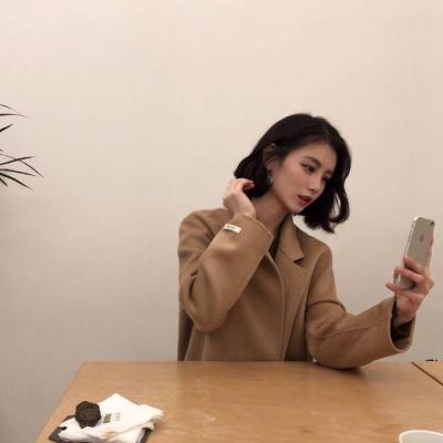 女生玩手机头像