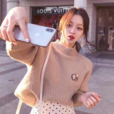 女生玩手机头像