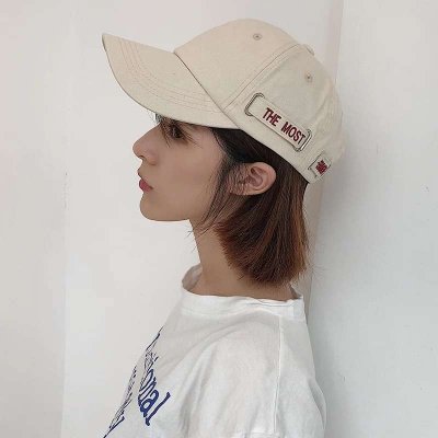 女生酷帅戴帽子低头头像图片