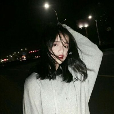 黑色系冷酷的女生头像真人图片