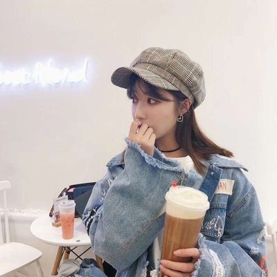 女生酷帅戴帽子低头头像图片