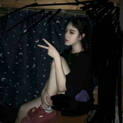 黑色系冷酷的女生头像真人图片