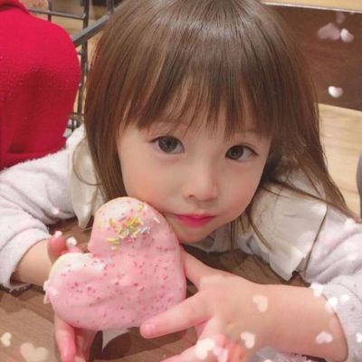 网红小女孩头像超萌嘟嘴
