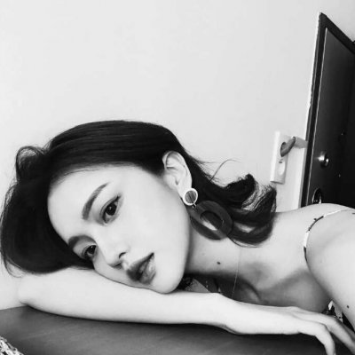 黑白高冷女头像