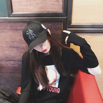 女生酷帅戴帽子低头头像图片