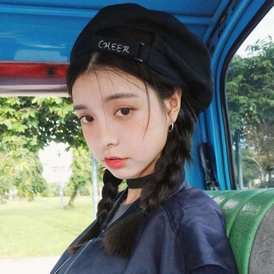 女生酷帅戴帽子低头头像图片