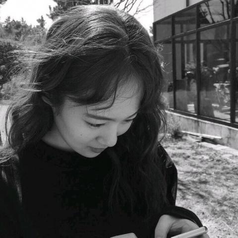 女生黑白照片伤感头像