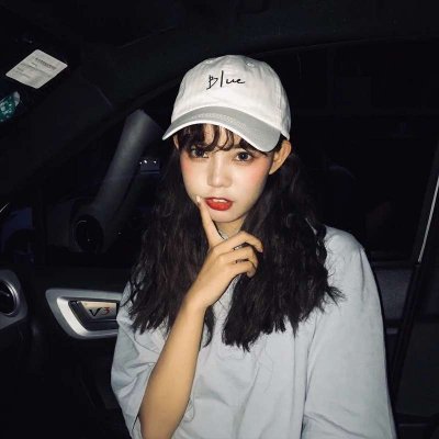女生酷帅戴帽子低头头像图片