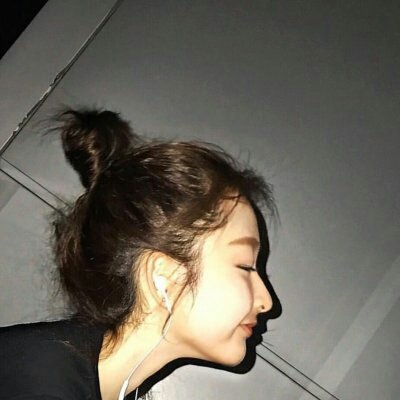 扎丸子头气质型女生头像图片