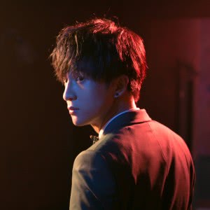 回首意境帅气男生头像图片