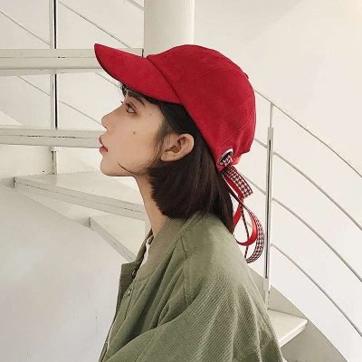 女生酷帅戴帽子低头头像图片