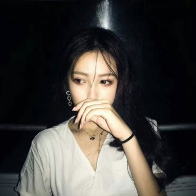 黑色系冷酷的女生头像真人图片