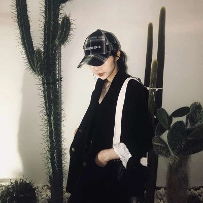 女生酷帅戴帽子低头头像图片