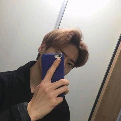 男生头像帅气高冷手机挡脸的真人