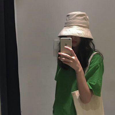 女头拿手机挡脸