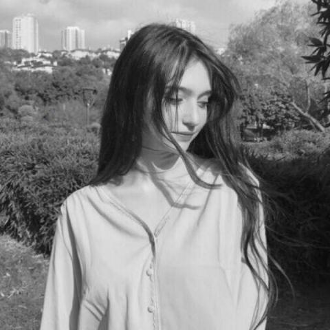 女生黑白照片伤感头像