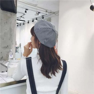 女生酷帅戴帽子低头头像图片