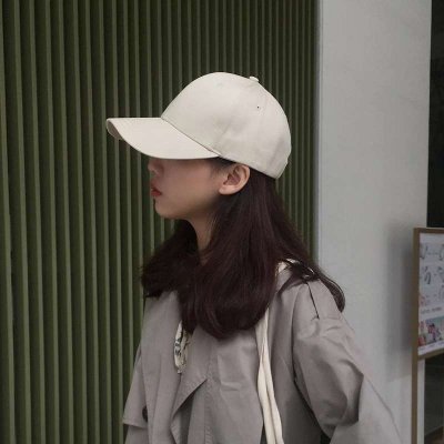 女生酷帅戴帽子低头头像图片