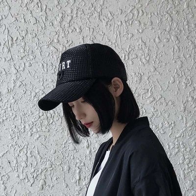 女生酷帅戴帽子低头头像图片