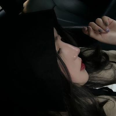 黑色系冷酷的女生头像真人图片