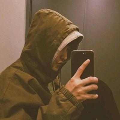 男生头像帅气高冷手机挡脸的真人