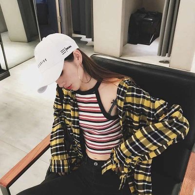 女生酷帅戴帽子低头头像图片