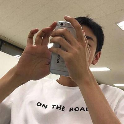 男生头像帅气高冷手机挡脸的真人