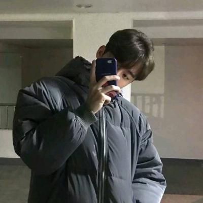 男生头像帅气高冷手机挡脸的真人