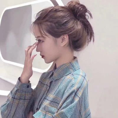 扎丸子头气质型女生头像图片