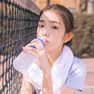 白色喝水清纯女生头像图片