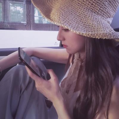 简单大大方方的女生头像图片