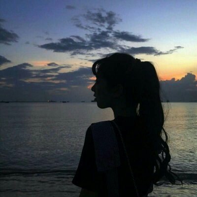 面向大海女伤感唯美头像图片