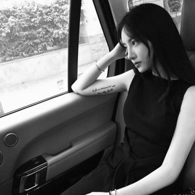 2025最火黑白丧头伤感女生图片