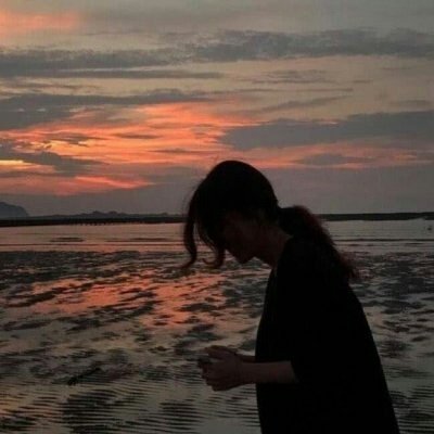 面向大海女伤感唯美头像图片