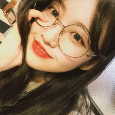 简单大大方方的女生头像图片