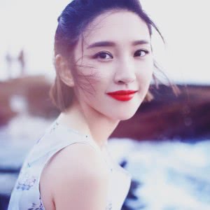 心动红唇微笑女生头像图片