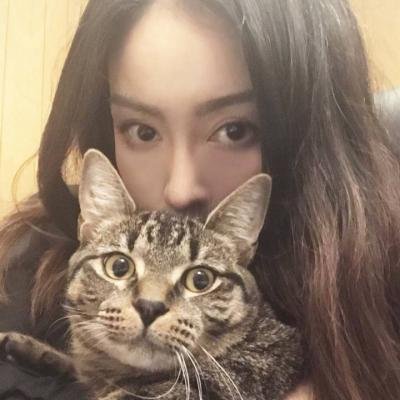 女生头像高冷御姐抱猫