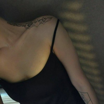 露肩性感锁骨女生头像图片