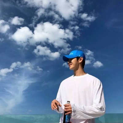 男生成熟简单气质头像图片
