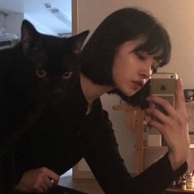 女生头像高冷御姐抱猫