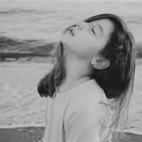 qq灰色头像女生伤感图片