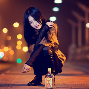 伤感头像女生伤心喝酒颓废图片