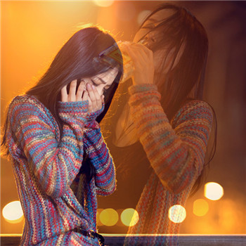 伤感头像女生伤心喝酒颓废图片