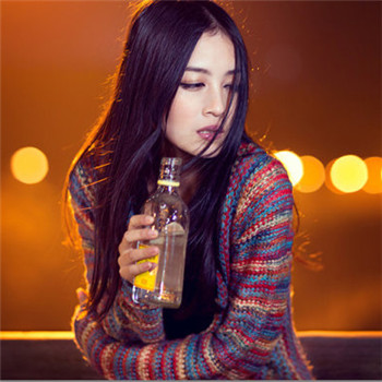 伤感头像女生伤心喝酒颓废图片