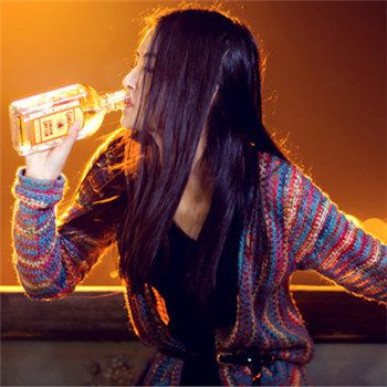 伤感头像女生伤心喝酒颓废图片