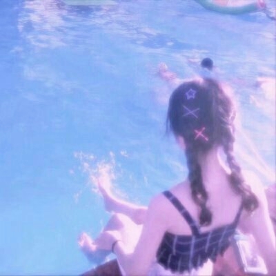 单人闺头两人一人一张图片