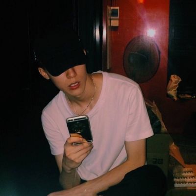 手机挡脸伤感男生头像图片