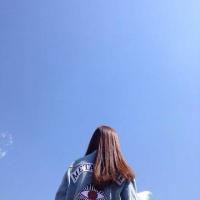 女生一个人仰望天空头像图片