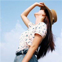 女生一个人仰望天空头像图片
