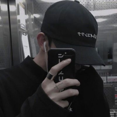 手机挡脸伤感男生头像图片